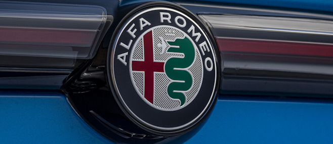 Gros plan sur l'avant d'une Alfa Romeo bleue