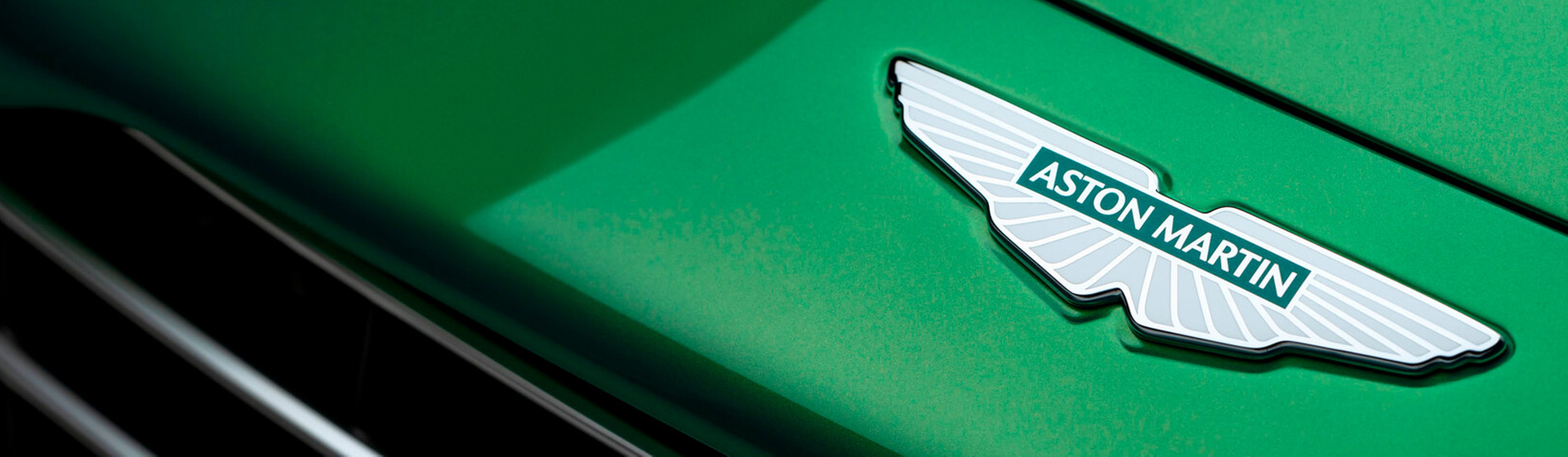 Logo auf grünem Aston Martin