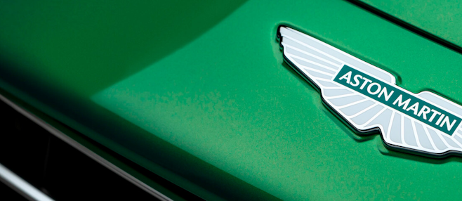 Logo sur une Aston Martin verte