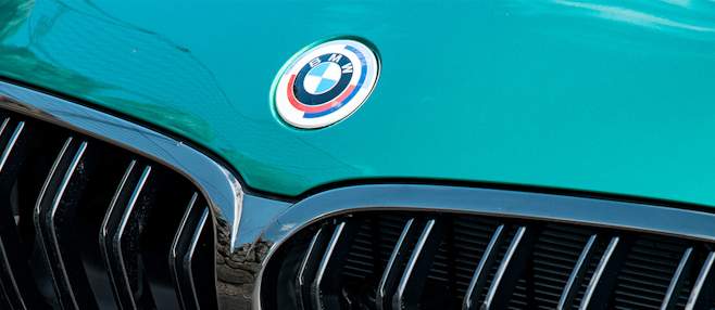 Primo piano del frontale di una BMW verde