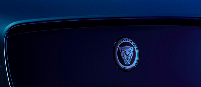 Primo piano anteriore Jaguar blu