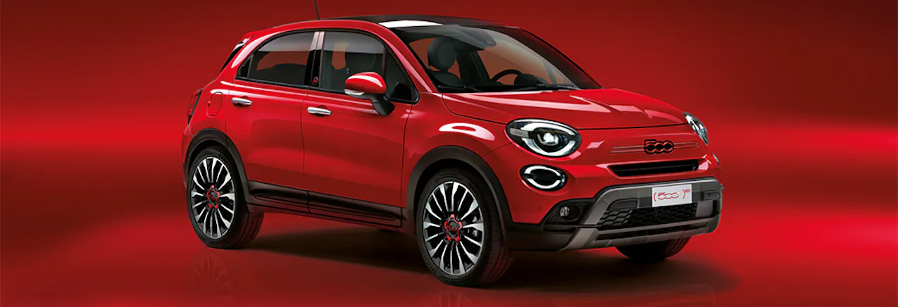 Roter Fiat 500x auf rotem Hintergrund