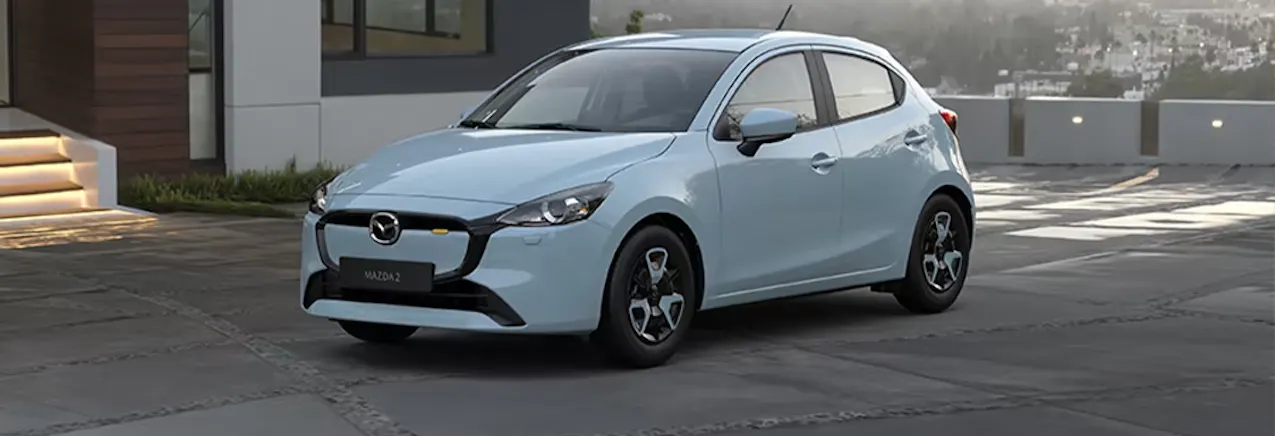 Mazda 2 blu in un parcheggio