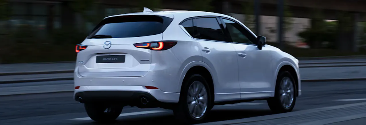 Weisser Mazda CX-5 fährt auf einer Strasse