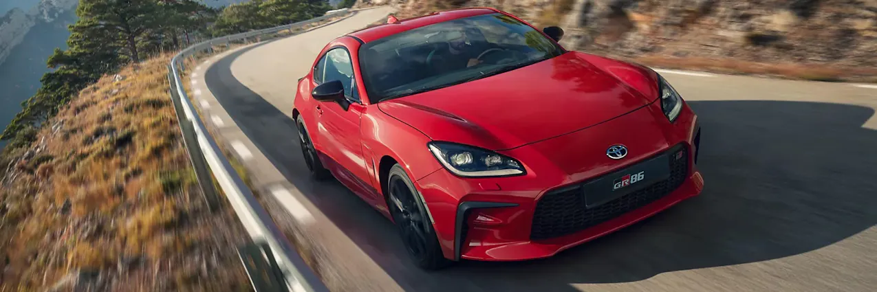 Roter Toyota GR 86 auf einer Passstrasse