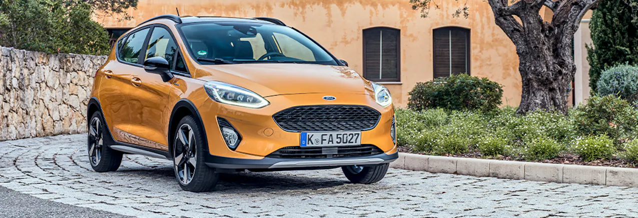Ford Fiesta gialla su strada