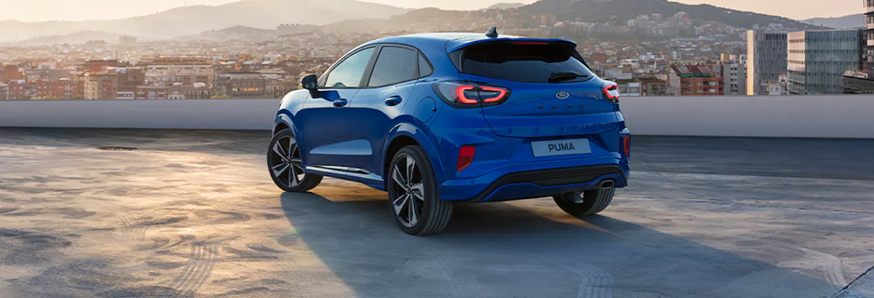 Ford Puma blu in un parcheggio