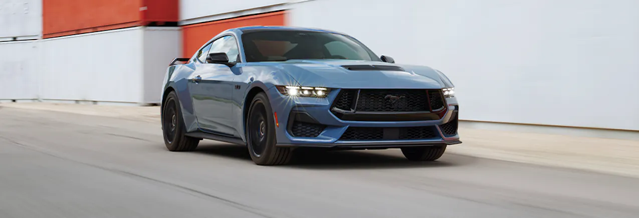 Grauer Ford Mustang auf der Strasse