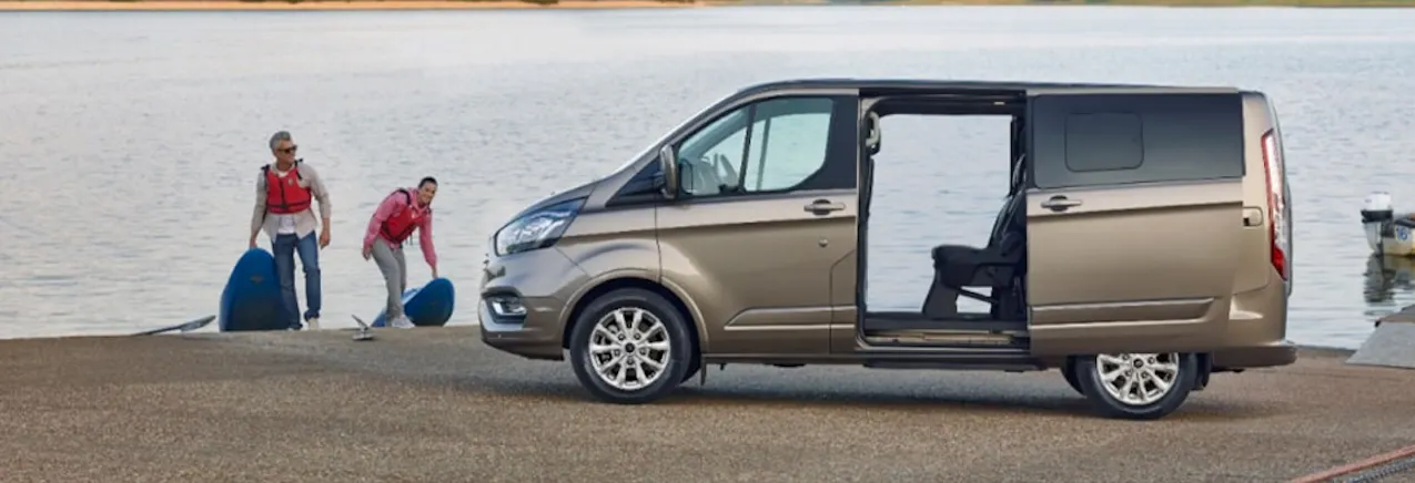 Brauner Ford Tourneo Custom vor Wasser