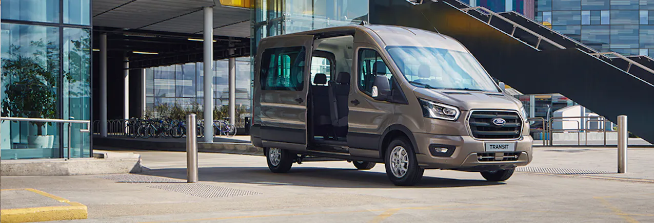 Ford Transit marrone davanti a un edificio per uffici