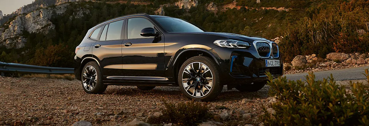 BMW IX3 nera in montagna